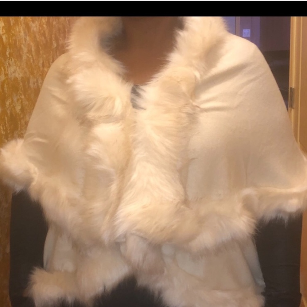 Shawl in diff colors: red, black, ivory, plaid